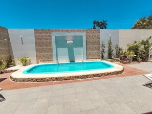 Utendørsbasseng og solsenger