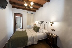Chambre double | Salle de bain | Douche, douche cascade, serviettes fournies