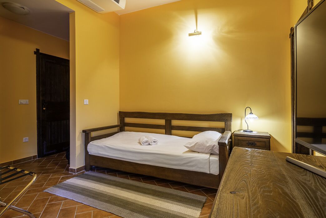 triple room | desk, iron/ironing board, free wifi, bed sheets