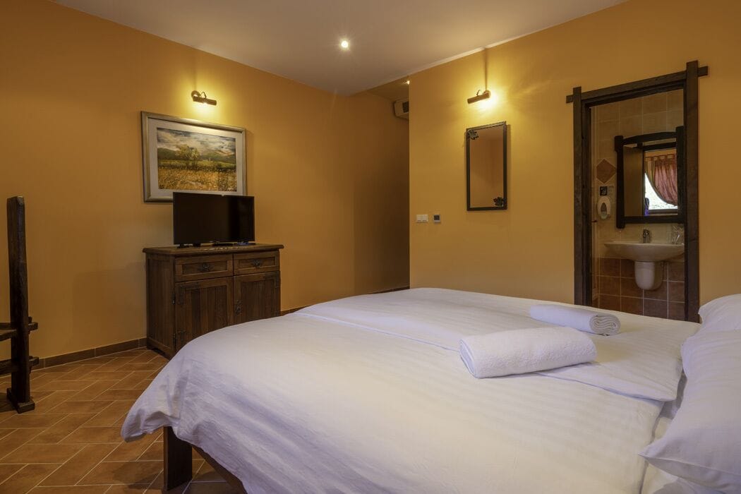 double room | desk, iron/ironing board, free wifi, bed sheets