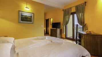 Triple Room | Desk, iron/ironing board, free WiFi, bed sheets