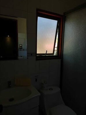 家庭公寓 | 浴室 | 淋浴设施、毛巾