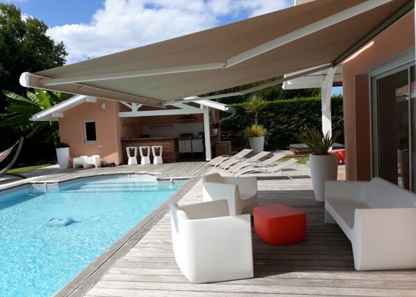 حمّام سباحة خارجي، حمّام سباحة مُدفَّأ