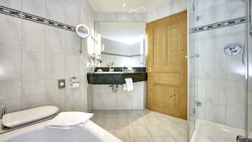 Exclusive Apartment (Typ 1) | Bathroom | Deep-soaking bathtub, hair dryer, bathrobes, towels