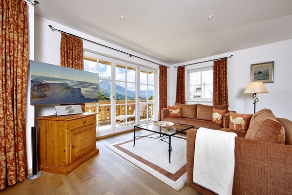 Exclusive Apartment (Typ 1) | Living area | Flat-screen TV, heated floors - Landhaus Pitzner (Garmisch-Partenkirchen)