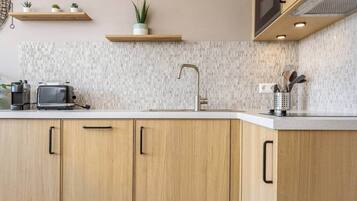 JÀÀkaappi, mikroaaltouuni, uuni, liesi