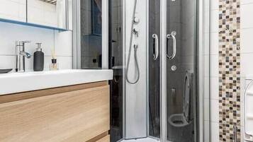 Suihku, hiustenkuivaaja, saippua, vessapaperi