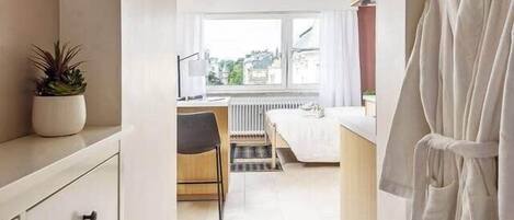 1 habitación, tabla de planchar con plancha, wifi y ropa de cama