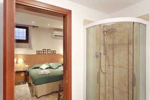 Regadera, secadora de cabello, bidet, toallas 