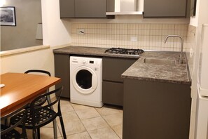 Kühlschrank, Ofen, Herdplatte, Wasserkocher mit Kaffee-/Teezubehör