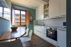 Mikrowelle, Herdplatte, Geschirrspüler