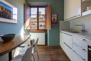 Micro-ondes, plaque de cuisson, lave-vaisselle, cafetière/bouilloire