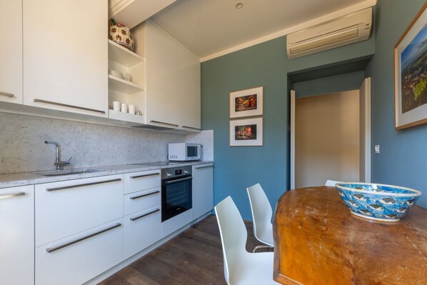 Microwave, stovetop, dishwasher, coffee/tea maker