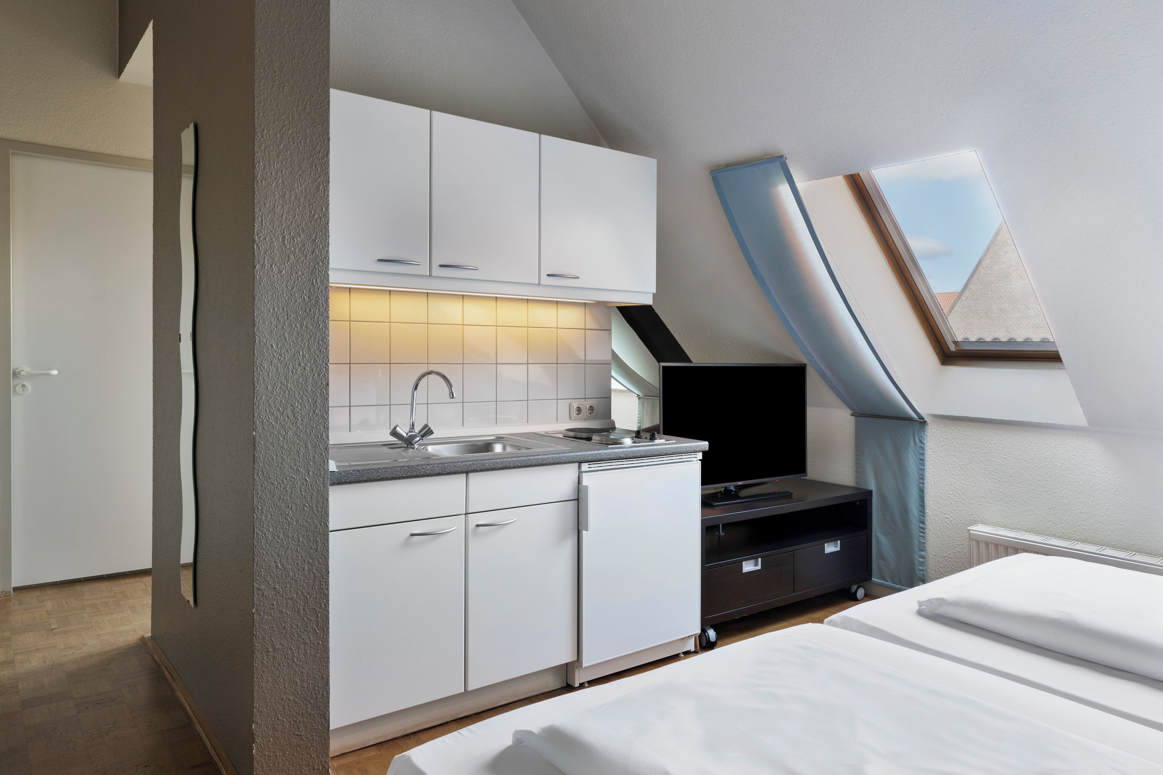 Studio Apartment Double Bed | Meja, ruang kerja komputer riba, langsir/tirai gelap terus 