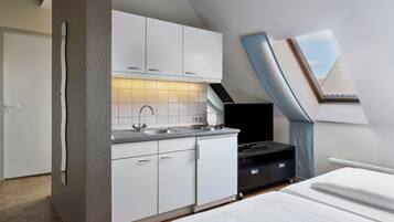 Studio Apartment Double Bed | Meja, ruang kerja komputer riba, langsir/tirai gelap terus