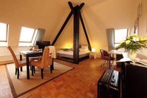 Comfort Double or Twin Room | Individually furnished, desk, laptop workspace, blackout curtains - Gästeresidenz PelikanViertel (Hannover)