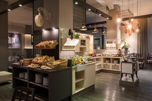 Frukostbuffé varje dag (EUR 23 per person)