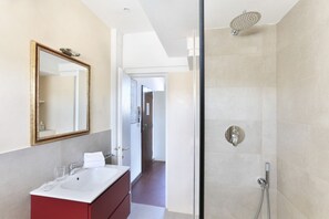 Dusche, Haartrockner, Bidet, Handtücher