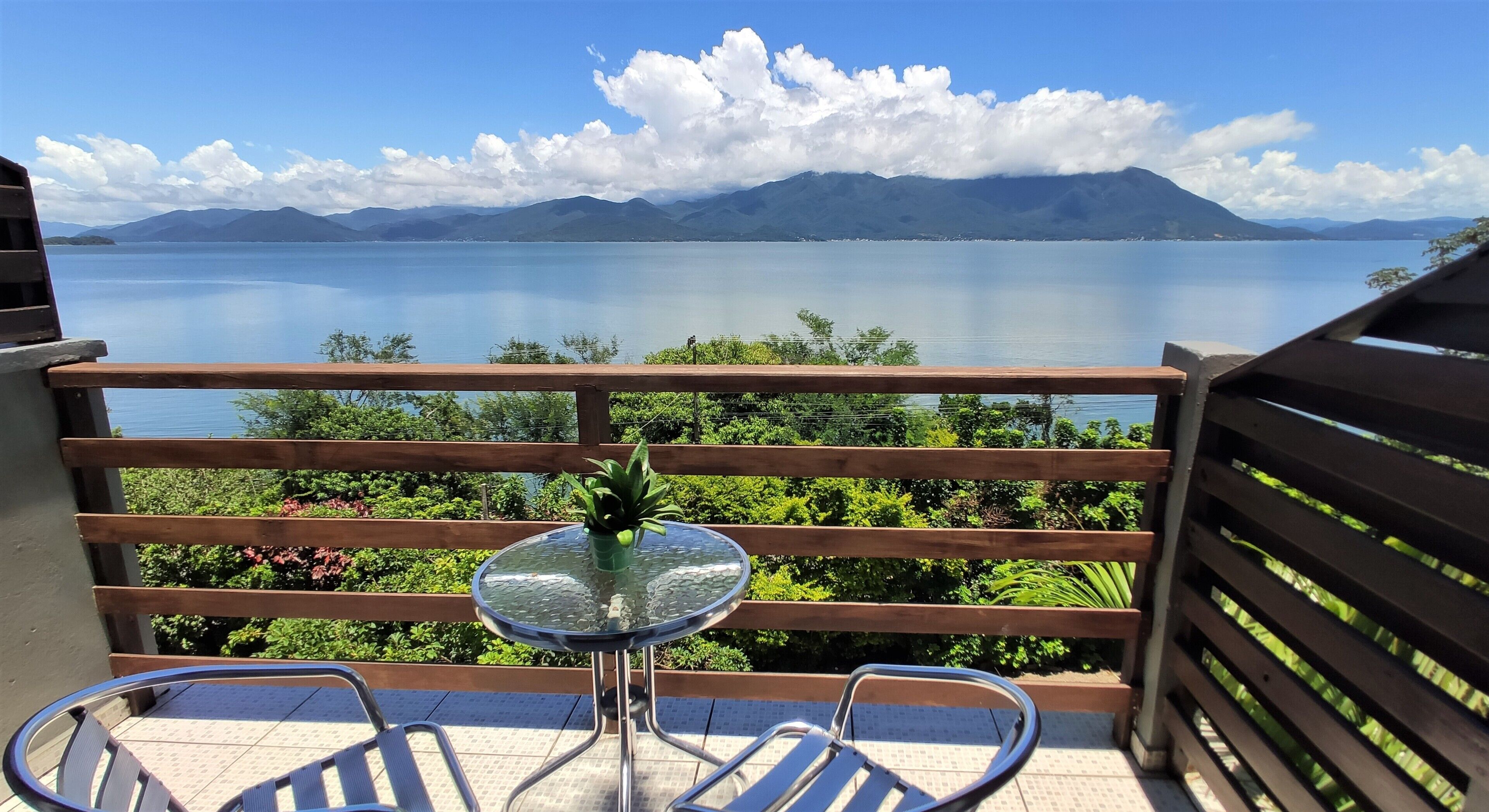 Quarto quádruplo standard, várias camas, vista para o oceano | Ferros/tábuas de passar roupa, Wi-Fi de cortesia, roupa de cama