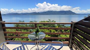 Standaard vierpersoonskamer, meerdere bedden, uitzicht op oceaan | 1 slaapkamer, een strijkplank/strijkijzer, gratis wifi, beddengoed