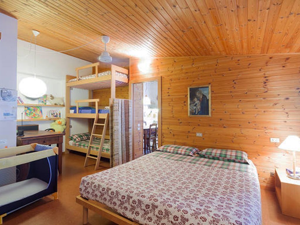 7 habitaciones, escritorio y tabla de planchar con plancha 