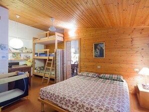 7 habitaciones, escritorio y tabla de planchar con plancha 