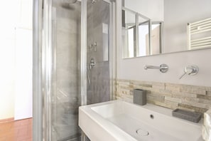 Dusche, Haartrockner, Bidet, Handtücher