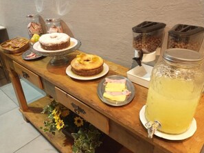 Free daily continental breakfast - Pousada Camelias (Volta Redonda)