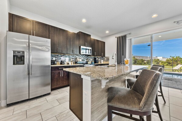 Køleskab, mikrobølgeovn, ovn, kogeplade