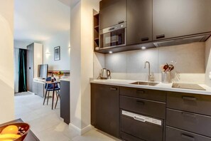 Kjøleskap, mikrobølgeovn, oppvaskmaskin og kjøkkenutstyr