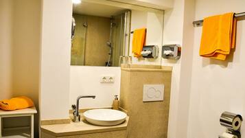 Dusche, kostenlose Toilettenartikel, Haartrockner, Handtücher