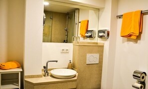 Een douche, gratis toiletartikelen, een haardroger, handdoeken