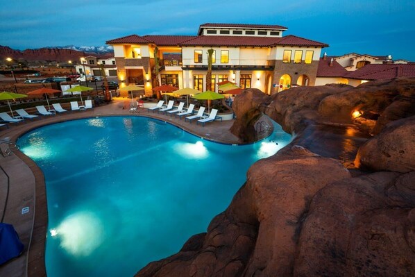 Pool - Arcadia 9 | Outdoor Living Spaces * BBQ * Poolside Location * Sleeps 25 (Santa Clara)