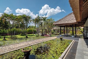 A garden with a stone pathway, water features, and tropical plants. - Private Beach front Villa 12p: Accomplish your body and soul! (Dencarik)