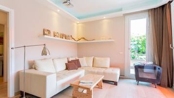 TV connectée, lecteur de DVD, livres, chaîne hi-fi