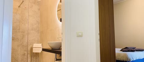 Tina con regadera, secadora de cabello, bidet, toallas