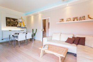 Smart TV, DVD player, books, stereo