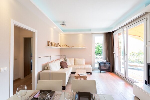 Smart TV, DVD player, books, stereo