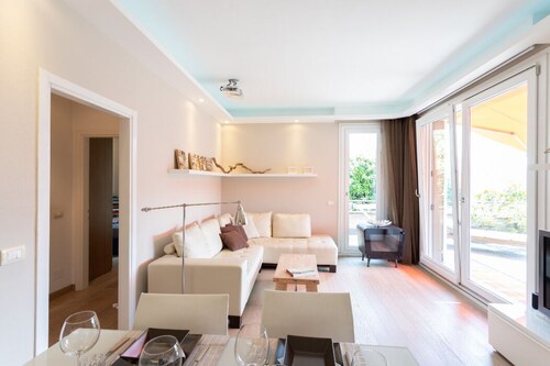 Appartement panoramique moderne avec piscine