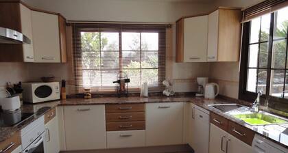 Luxury Secluded Villa - Large heated pool Aircon in main bedroom - fibre wifi