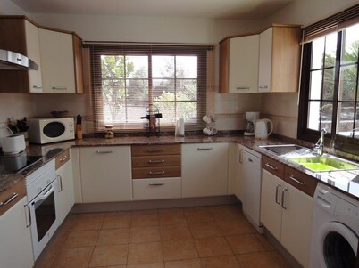 Luxury Secluded Villa - Large heated pool Aircon in main bedroom - fibre wifi