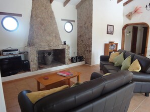 Smart TV, reproductor de DVD, libros y biblioteca musical 