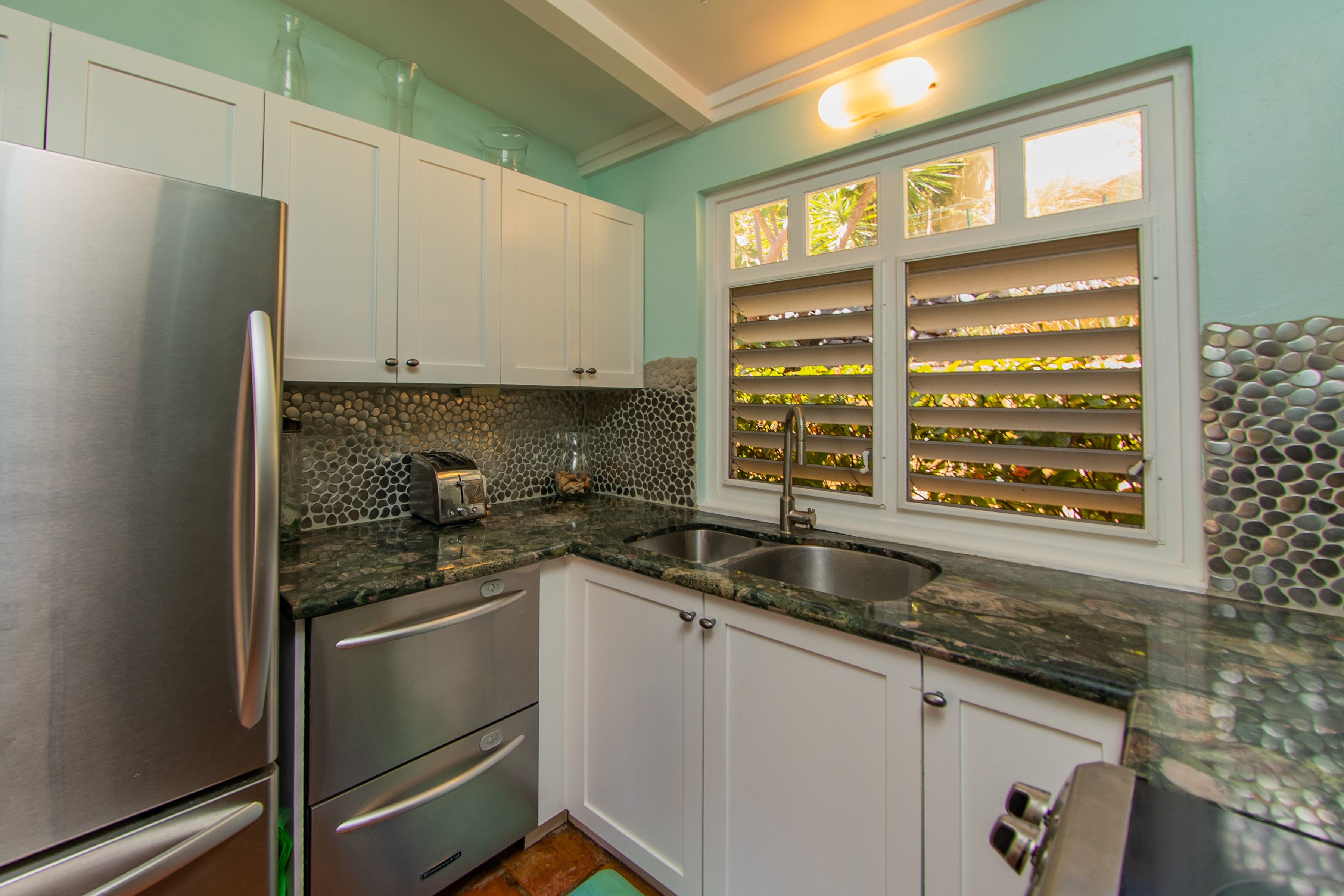 Coffee/tea maker, fridge, microwave, oven