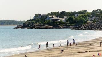 NĂ€ra stranden, solstolar och strandhanddukar