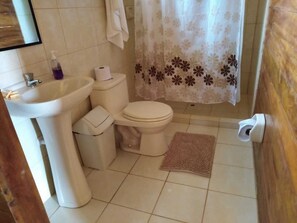 Shower, bidet, towels - Huitoto Lake Lodge (Laberinto)