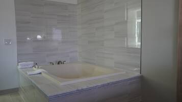 Junior Studio Suite | Bathroom | Combined shower/tub, hair dryer, towels, soap