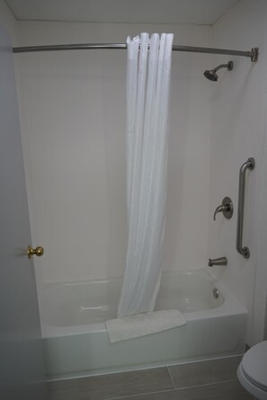 Single Room | Bathroom | Combined shower/bathtub, hair dryer, towels, soap