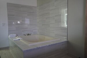 Escritorio, cortinas blackout y tabla de planchar con plancha 