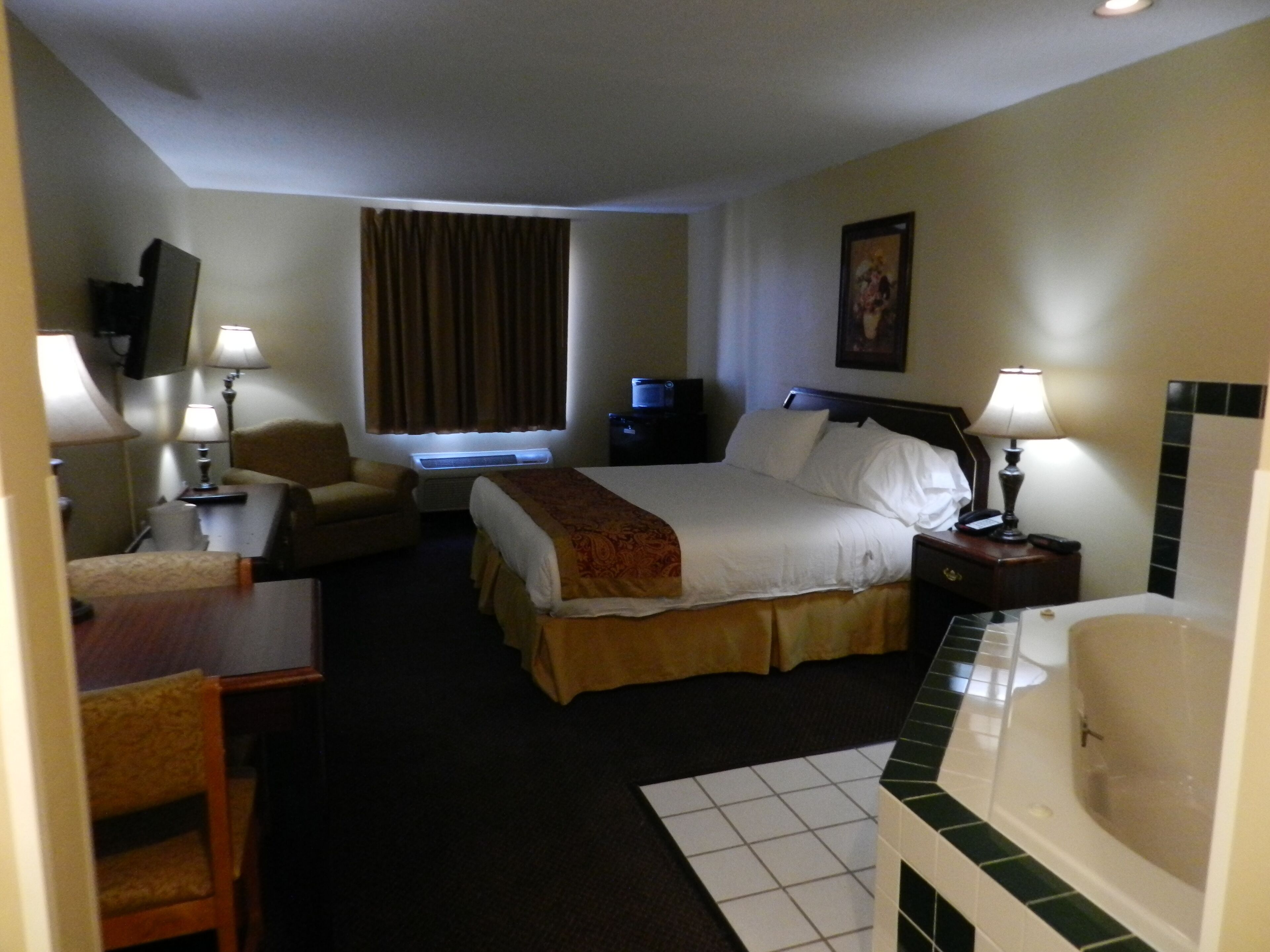 Escritorio, cortinas blackout y tabla de planchar con plancha 