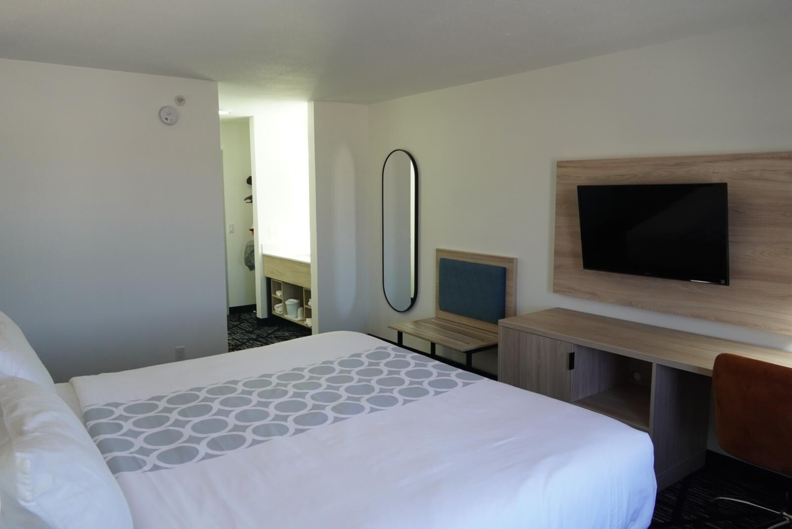 Suite | Desk, blackout drapes, iron/ironing board, free WiFi